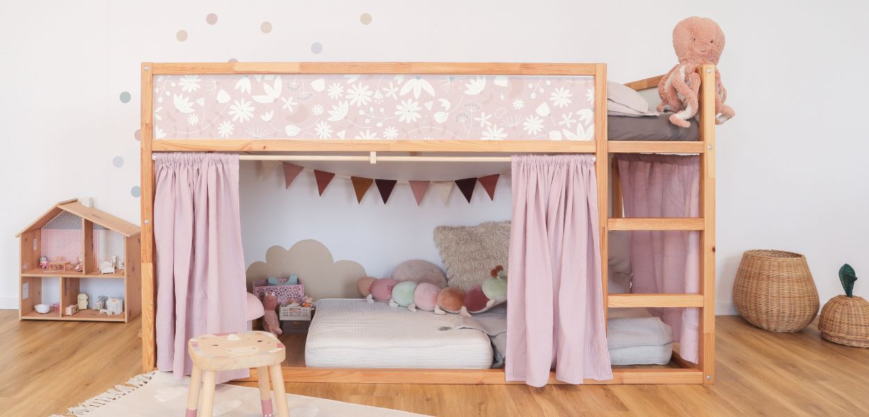 Kinderkamer met bloemmotieven