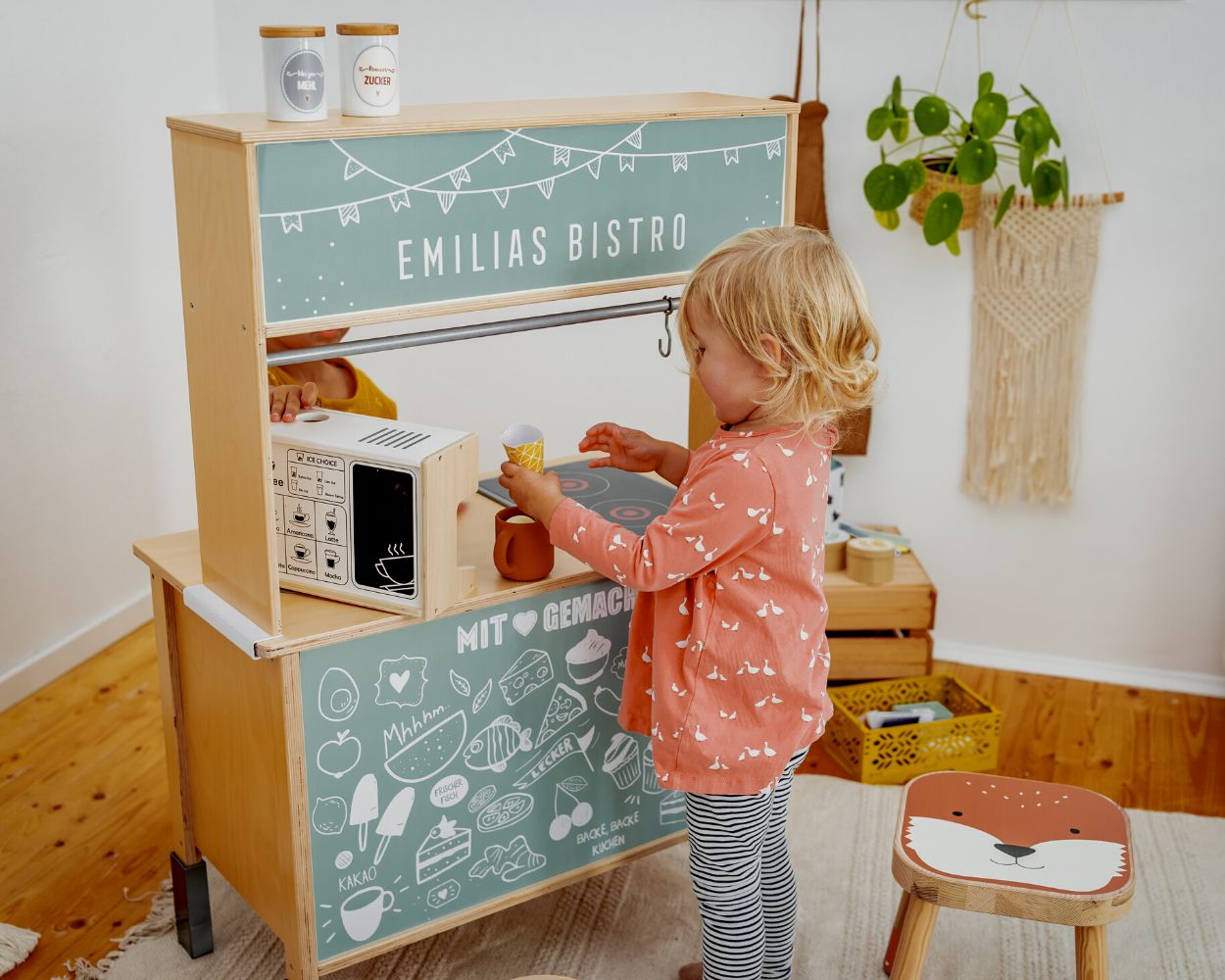 Rückseite der Kinderküche bekleben Rückseite der Kinderküche bekleben
