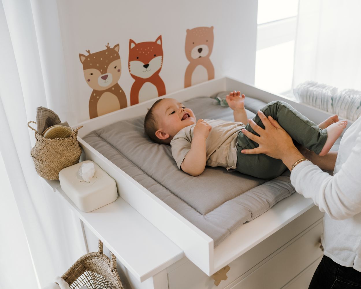 Wickeltisch mit Wanddeko im Babyzimmer für Jungen