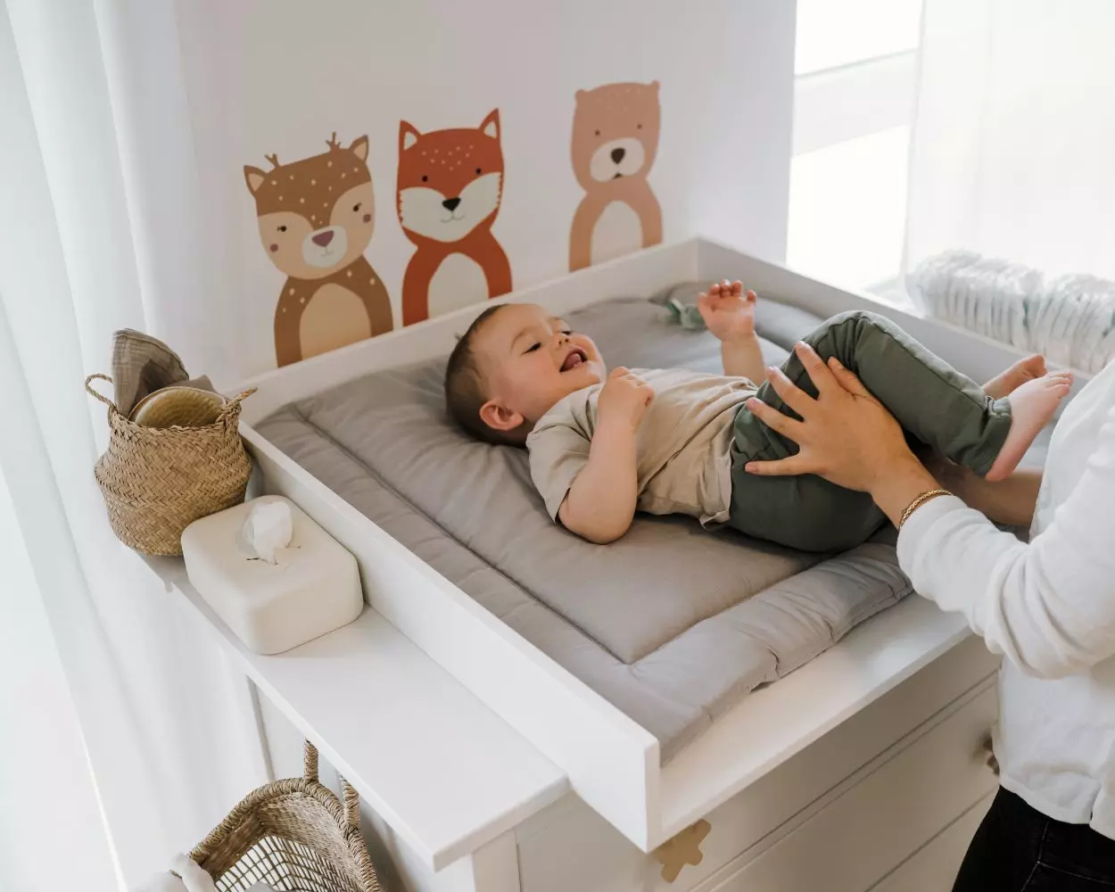 Wickeltisch mit Wanddeko im Babyzimmer für Jungen