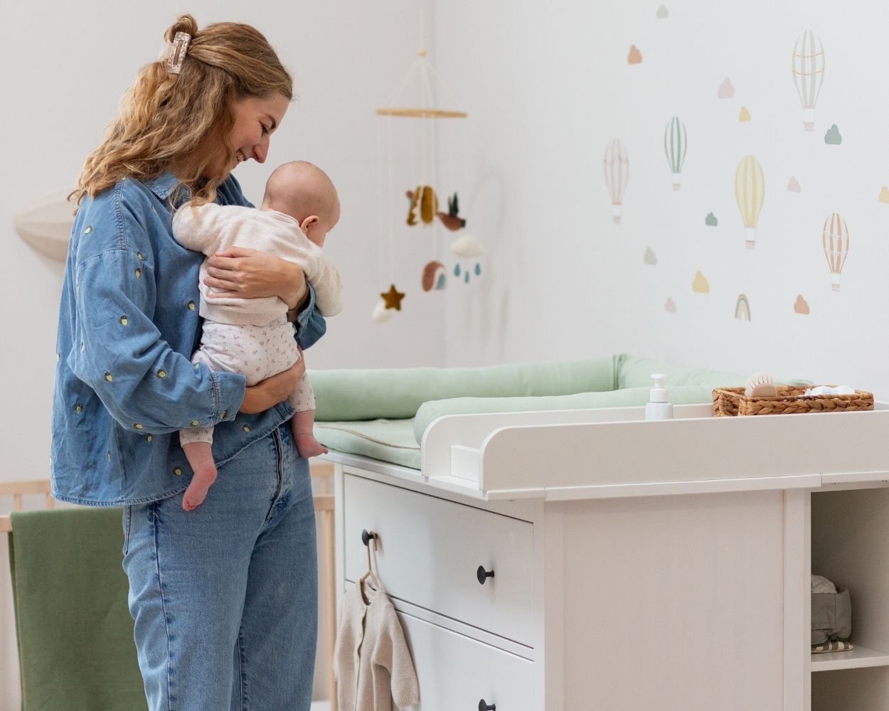 Mutter und Baby vor Wickelkommode