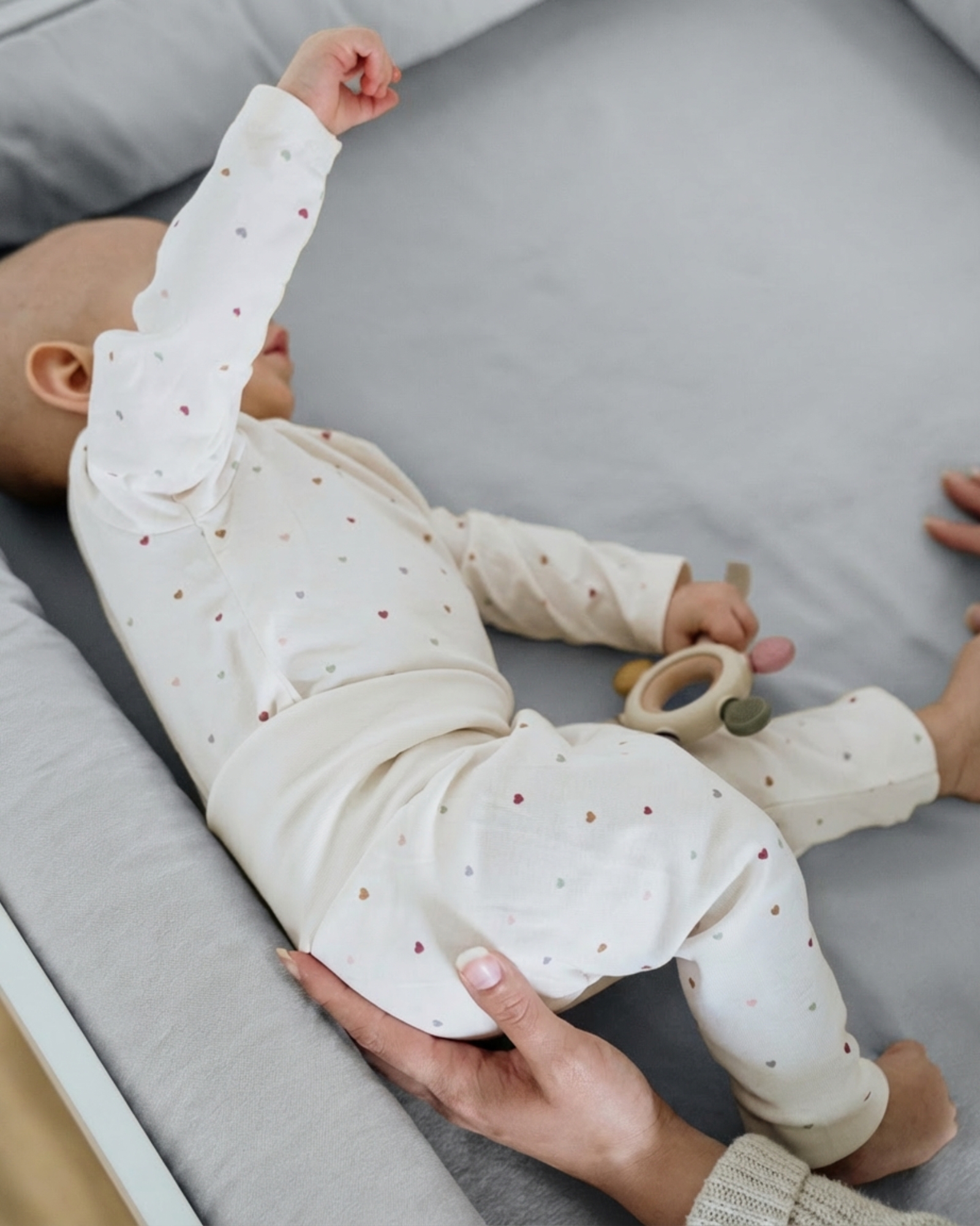 baby, onasie, romper, punkte, grau-hintergrund