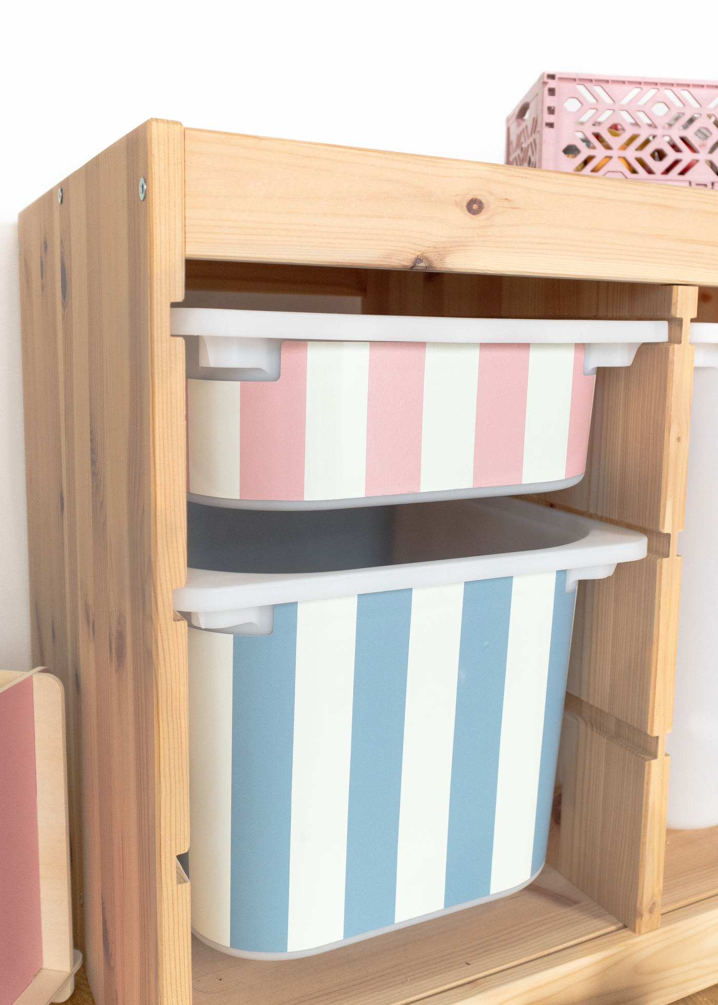 Wieder ablösbare Klebefolie für IKEA TROFAST Box mit buntem Streifenmuster Wieder ablösbare Klebefolie für IKEA TROFAST Box mit buntem Streifenmuster, praktisch und schön