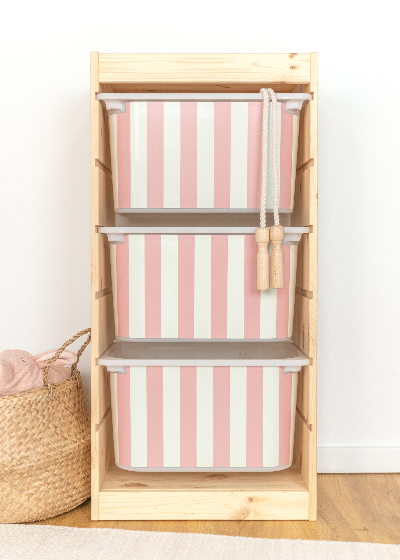 Modernes rosa Streifenmuster auf Aufbewahrungsbox im TROFAST Regal Aufbewahrungsbox im IKEA TROFAST Regal, verziert mit einem stilvollen rosa Streifenmuster.