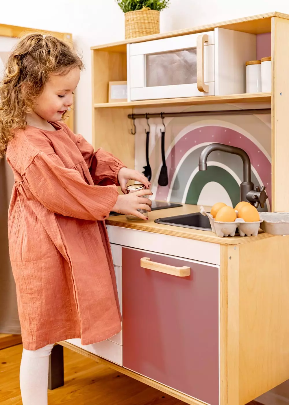 Montessori keuken: de DIY van de kleine houten keuken DUKTIG van