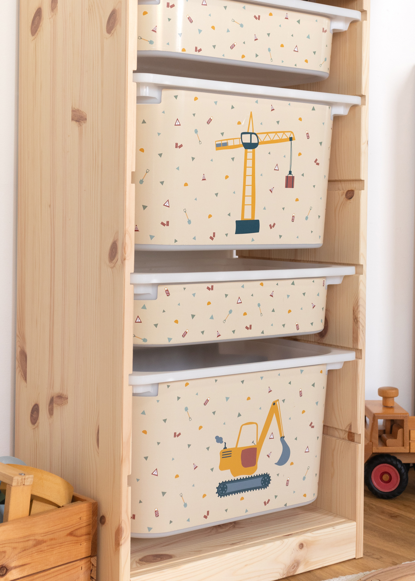 Spielzeugaufbewahrung mit Kran-Design Beige Box im IKEA TROFAST Regal mit dekorativem Kran-Motiv für Kinder.
